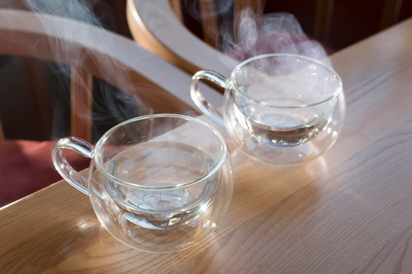 Manfaat Minum Air Hangat Saat Berbuka Puasa