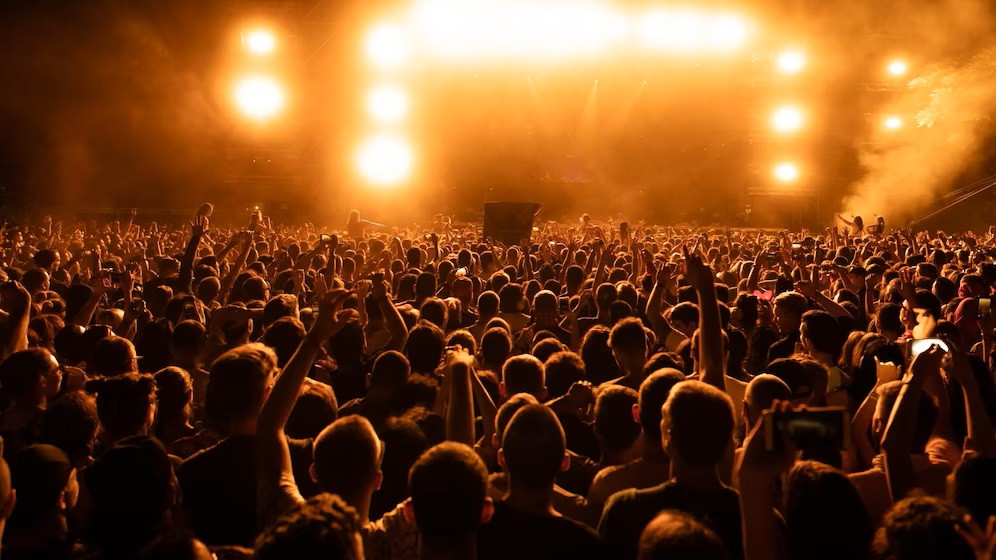 Tips Menjaga Kesehatan saat Nonton Konser