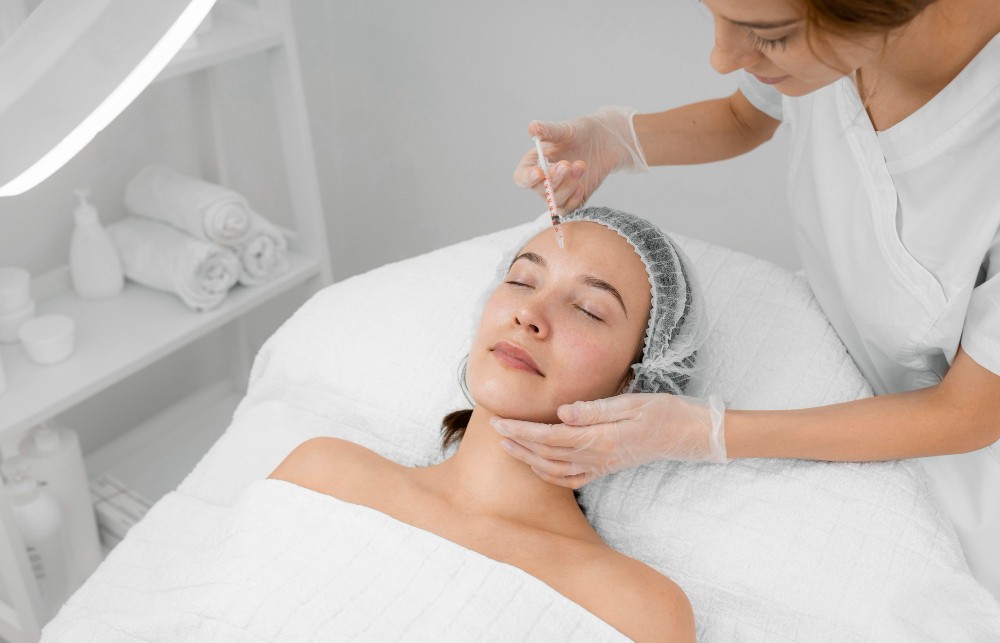 Kenali Manfaat dan Efek Samping Suntik Kolagen pada Wajah